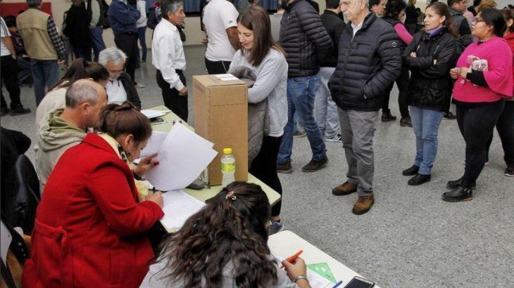 Las escuelas cerraron sus puertas pero todavía hay gente aguardando en su interior para sufragar.