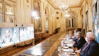Zoom. Alberto Fernández se comunicó ayer vía videoconferencia con los gobernadores de todo el país antes de definir la próxima fase del aislamiento por el coronavirus que comenzará el próximo lunes.