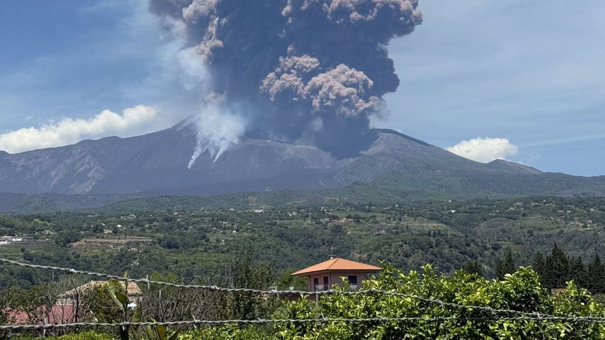 The Etna volcano erupted and lights the alarms in Italy