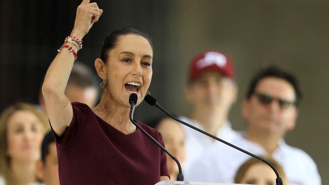 La candidata de Morena, Claudia Sheinbaum, en el cierre de campaña en el Zócalo.