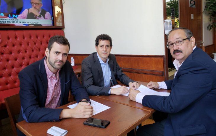 Leavy y Estrada, con Wado de Pedro.
