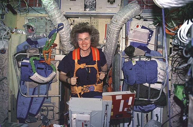 La astronauta norteamericana Shannon Lucid permanece 188 días en el espacio en 1996, estableciendo un nuevo récord. de resistencia espacial. La astronauta norteamericana Shannon Lucid permanece 188 días en el espacio en 1996, estableciendo un nuevo récord. de resistencia espacial.
