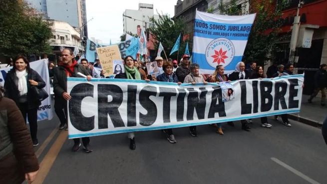 En Tucumán la marcha de apoyo a Cristina Fernández recorrió calles céntricas de la capital.