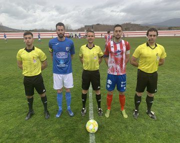 Equipo español Almazán ganó con jugadores de Handball su partido ante Atlético Bembibre en la tercera división.