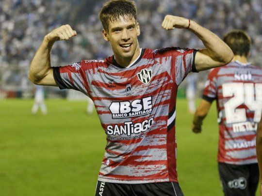 Goleador. Claudio Riaño marcó el único gol del partido con el que Central Córdoba venció a Atlético Tucumán en la Copa de la Liga.