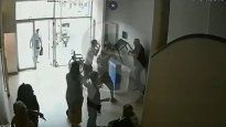 Dos jovenes agredieron al seguridad de una clínica.