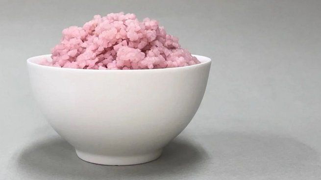 La última versión creada en laboratorio deja un trazo carbono claramente más bajo que la carne, pues no requiere criar animales, lo que consume muchos recursos y agua y libera mucho gas con efecto invernadero.