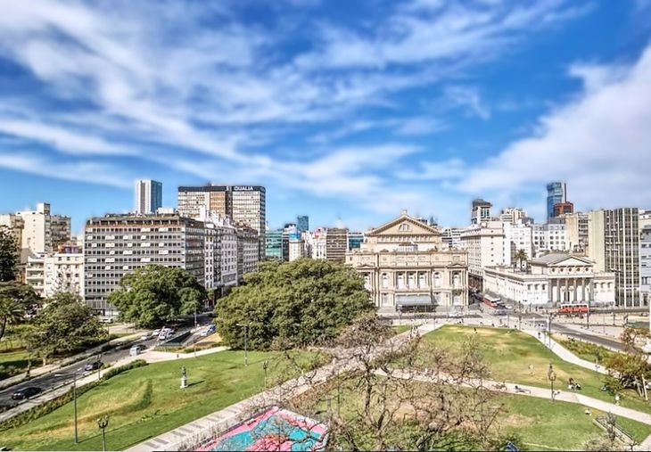 La visual desde un departamento que se comercializa actualmente sobre la plaza Lavalle y el Teatro Colón en el barrio de San Nicolás, la vivienda vale u$s190.000 para compraventa La visual desde un departamento que se comercializa actualmente sobre la plaza Lavalle y el Teatro Colón en el barrio de San Nicolás, la vivienda vale u$s190.000 para compraventa