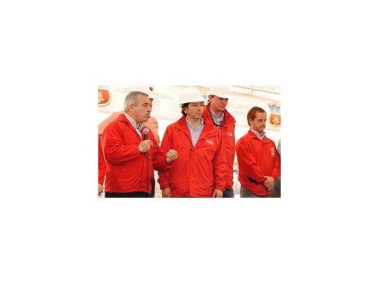 El ministro de salud chileno, Jaime Mañalich, aseguró que el estado de los mineros, que ya están en la superficie, es alentadora