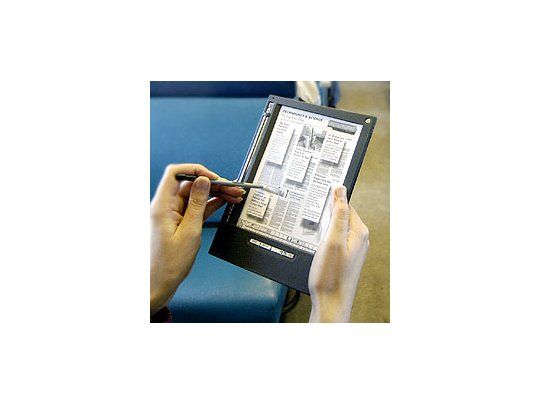 Libros de papel todavía les ganan a los e-books