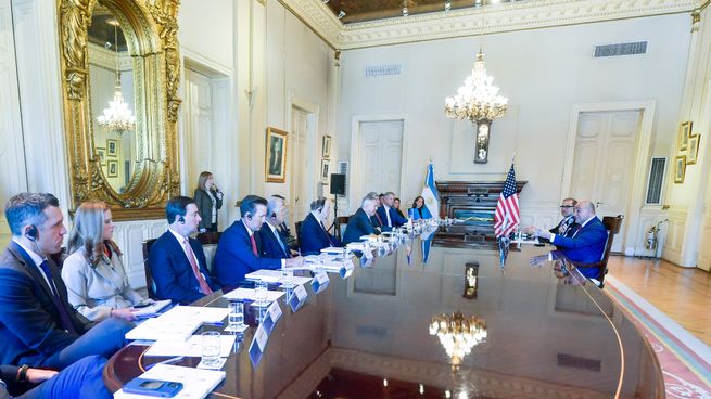 El jefe de Gabinete, Juan Manzur, junto a la delegación estadounidense, en Casa Rosada.&nbsp;