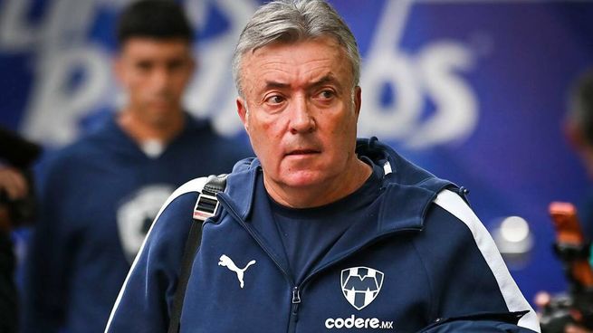 El técnico Domenec Torrent desmintió la llegada del francés Antoine Griezmann a Rayados y lo catalogó como una locura.