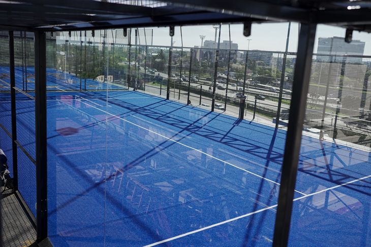 Con canchas de pádel que dan hacia la Avenida General Paz, entre el norte de CABA y del GBA Con canchas de pádel que dan hacia la Avenida General Paz, entre el norte de CABA y del GBA