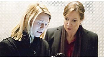 ámbito.com | Historia. Claire Danes junto a Elizabeth Marvel como la presidente estadounidense, que en el comienzo de la nueva temporada sufrirá un fallido intento de asesinato.