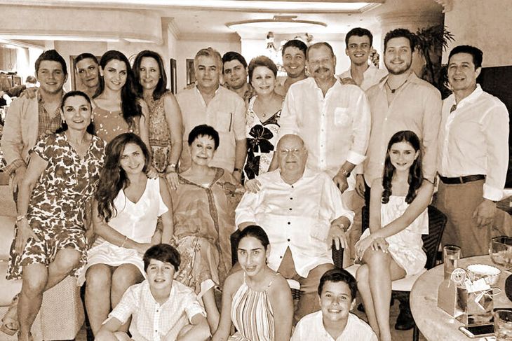 Del Valle nació en 1947 a partir de un proyecto empresarial impulsado por Luis F. Cetto (centro) para comercializar jugo de uva en México. Del Valle nació en 1947 a partir de un proyecto empresarial impulsado por Luis F. Cetto (centro) para comercializar jugo de uva en México.