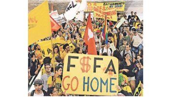 ámbito.com | Activistas contra el próximo Mundial de fútbol protestaron el viernes frente al estadio Mané Garrincha de Brasilia, cuyo presupuesto original se duplicó hasta totalizar más de 580 millones de dólares. Para muchos brasileños, la realización del evento disp