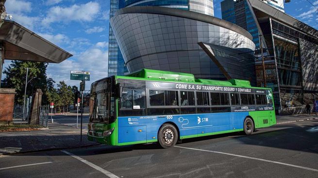 Carolina Cosse firmó un acuerdo con Cutcsa para sumar otros 90 ómnibus eléctricos a las calles de Montevideo.