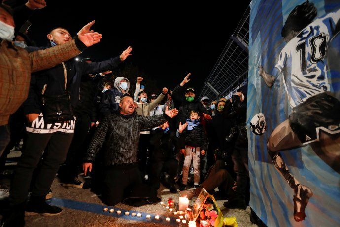 Miles de fanáticos rinden homenaje a Maradona en Nápoles.