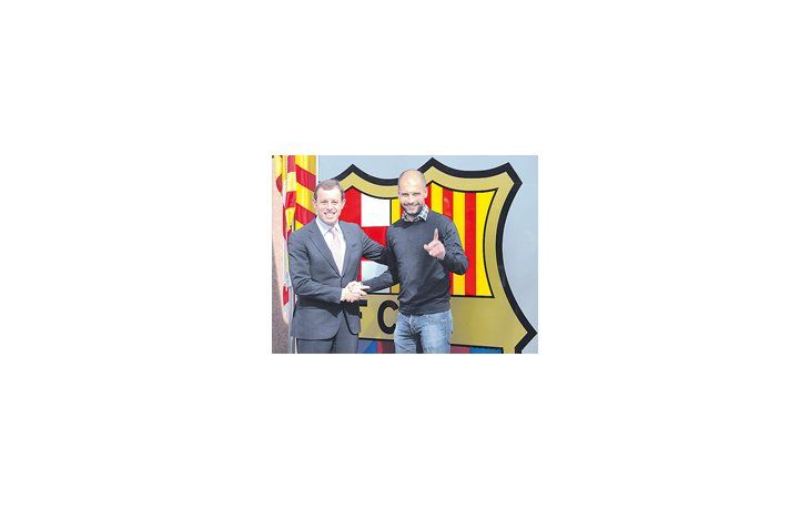 Guardiola se da la mano con el presidente Sandro Rosell y seguirá en el Barcelona hasta junio de 2012.