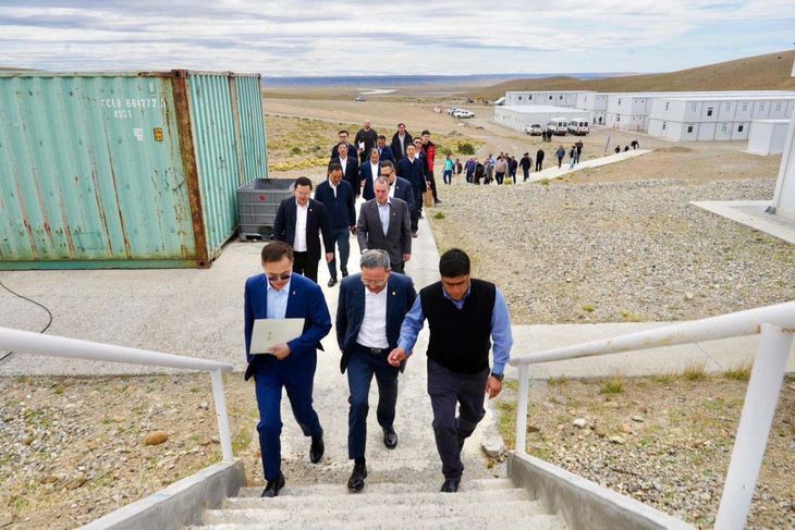 El gobernador Claudio Vidal recorrió las obras de la represa Jorge Cepernic junto a directivos de la empresa Gezhouba.