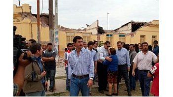 El gobernador salteño Juan Manuel Urtubey recorrió la zona afectada por el temblor.