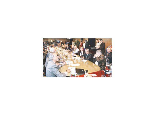 El naviero Horacio Martínez (UIA) y el camionero Hugo Moyano (CGT), a la cabecera de la mesa en la que se decidió elevar el salario mínimo a $ 630. En realidad, el acuerdo había sido sellado horas antes.