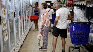 El consumo se desplomó en enero: ventas en supermercados y en mayoristas cayeron hasta 13,8%