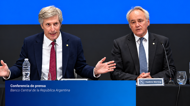 Bausili y Werning analizaron los riesgos cambiarios y las perspectivas económicas para 2027.