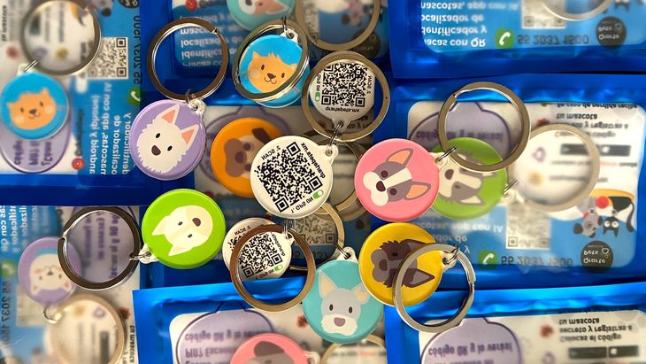 QR technology of qrarte Pets transforms the way the owners protect their pets. QR technology of qrarte Pets transforms the way the owners protect their pets.