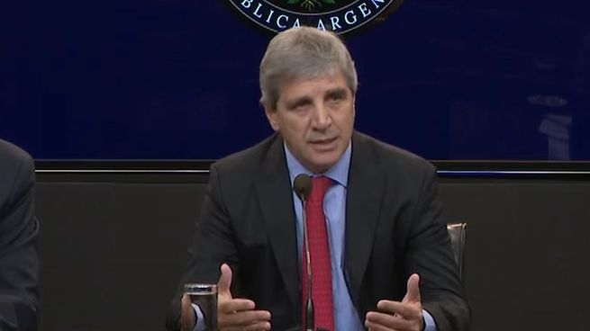 El ministro Luis Caputo en la presentación del programa financiero 2026-2027.