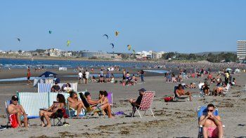 Miles de personas disfrutaron de las playas de Puerto Madryn, tras su reapertura.