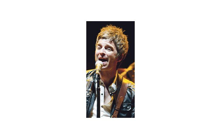 Noel Gallagher debutó en el Luna Park con menos público de lo que seguramente hubiera deseado y que lo escuchó con tibieza, salvo cuando cantó los temas más conocidos de Oasis.