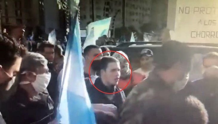 El hombre detenido tiene 25 años y tenía en su poder armas blancas.