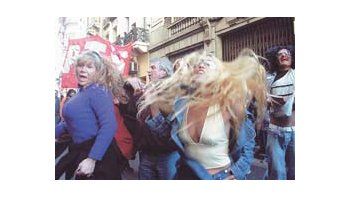 ámbito.com | Travestis, prostitutas, piqueteros y vendedores ambulantes participaron de la protesta contra el Código Contravencional porteño, el pasado viernes 16, durante el violento ataque a la Legislatura de la Capital Federal.