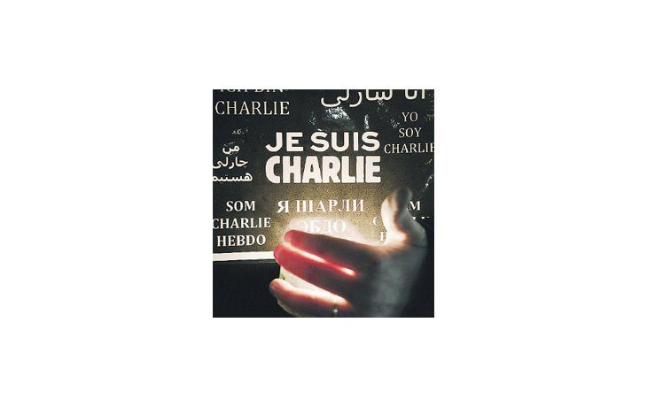 ámbito.com | Una mujer sostiene una vela y un poster con el eslógan que se impuso en el mundo desde el atentado del miércoles en París: “Yo soy Charlie”. Crece la movilización internacional en apoyo a la libertad de expresión.