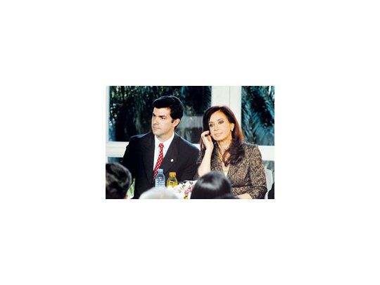 En medio del drama de Tartagal, el gobernador Juan Manuel Urtubey devolvió gentilezas a la Presidente,con señales para el agro. «Un país que crece es un país donde se pagan impuestos», disparó.