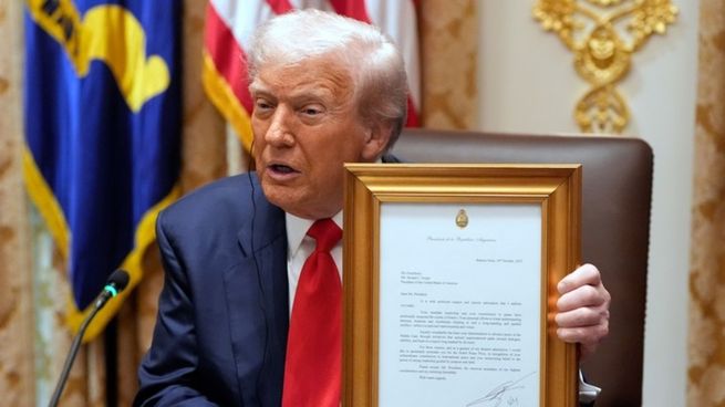 Javier Milei le entregó una carta escrita por las familias de los rehenes argentinos liberados a Donald Trump, durante el almuerzo en la Casa Blanca.
