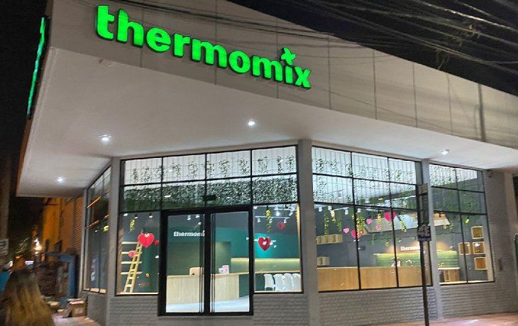 Thermomix es la marca del robot de cocina más vendido del mundo que combina más de 20 funciones de electrodomésticos con el que se puede, aún sin saber cocinar, elaborar miles de platos de comida, postres y salsas.