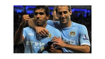 Carlos Tevez festeja su 20º gol en la Premier League y su público festeja. Después marcaría uno más y quedaría en la cima de la tabla de goleadores junto al búlgaro Berbatov.