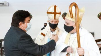 Fernando Espinoza junto al Obispo de la Diócesis de Laferrere, Monseñor Jorge Martín Torres Carbonell.
