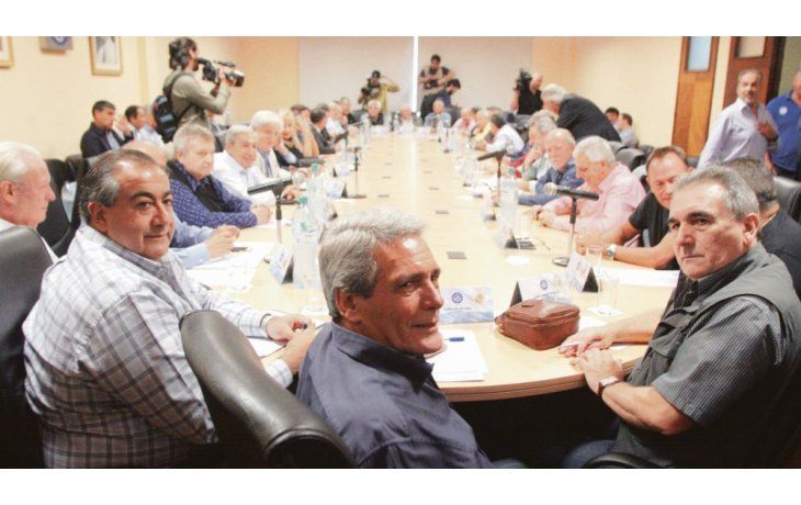 ámbito.com | Exprés. La reunión del Consejo Directivo de CGT, liderada por los triunviros Héctor Daer, Carlos Acuña y Juan Carlos Schmid, duró media hora.