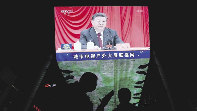 OMNIPRESENTE. El líder chino Xi Jinping consolidó su poder en la reunión plenaria del Comité Central del Partido Comunista de China.