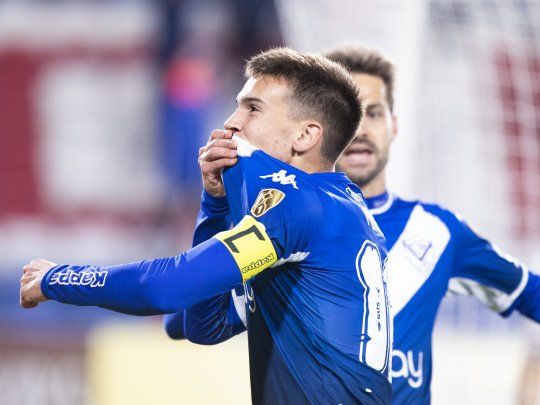 Un grito de corazón. Maximo Perrone, de 19 años, se convirtió en el héroe de Vélez en Montevideo.
