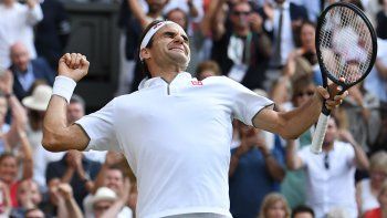 La alegría de Federer. A días de cumplir 38 años, llegó a su 12° final en Wimbledon. Buscará su noveno trofeo.