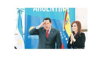 ámbito.com | Hugo Chávez y Cristina de Kirchner ayer en el astillero Tandanor, en donde una empresa con mayoría venezolana construirá barcazas fluviales que ampliarán la salida de petróleo de Venezuela hacia el sur.