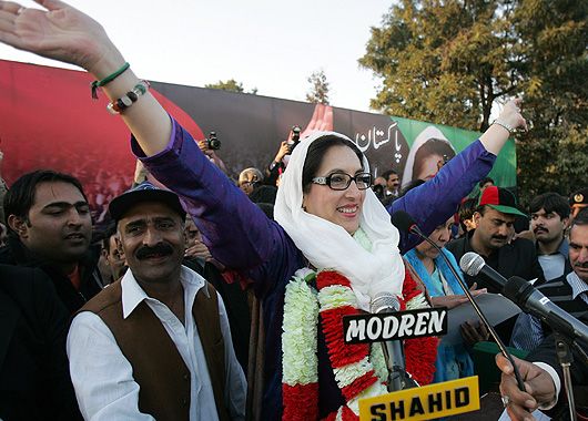 La líder opositora paquistaní, Benazir Bhutto, encabeza un mitin electoral antes del atentado.