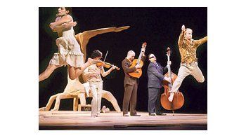Los oficiantes de «Patchagonia» (cuatro bailarines de Les Ballets C. de la B., y tres músicos), interesante parábola de la incomunicación.