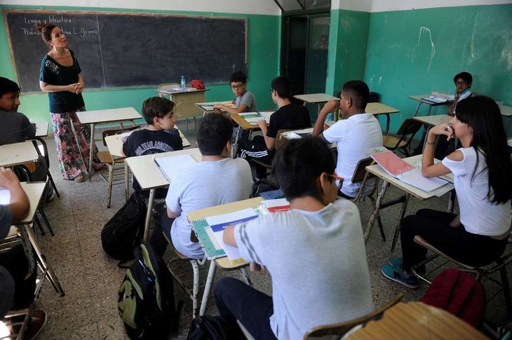 En la Argentina la escuela secundaria es obligatoria por Ley N° 26.206. En la Argentina la escuela secundaria es obligatoria por Ley N° 26.206.