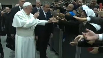 El Papa broméo con una monja