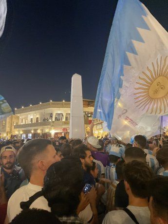 Ilusión. Los hinchas argentinos invadieron las calles de Doha para alentar, una vez más, a la Selección argentina.